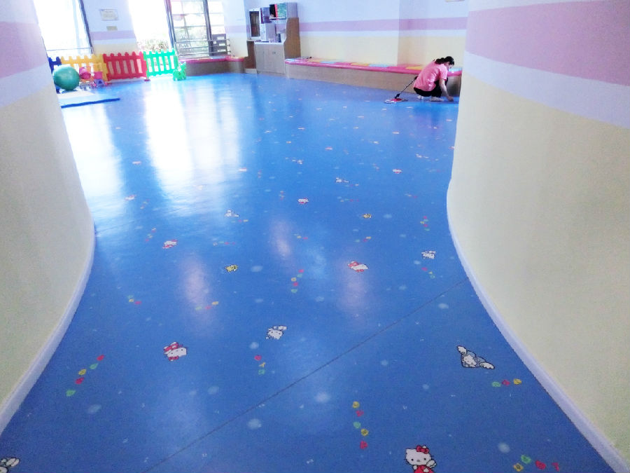 幼儿园塑胶地板应该如何铺装呢？